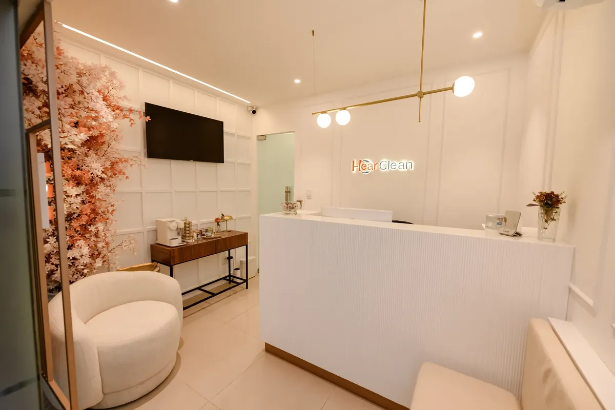 Recepção da Hear Clean, com balcão branco e poltronas claras