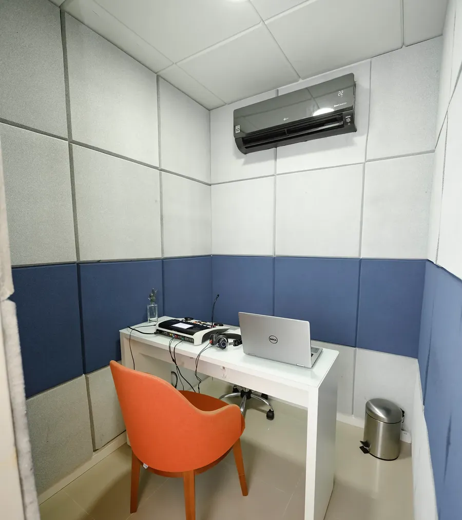 Sala acústica da clínica, onde é feita a audiometria