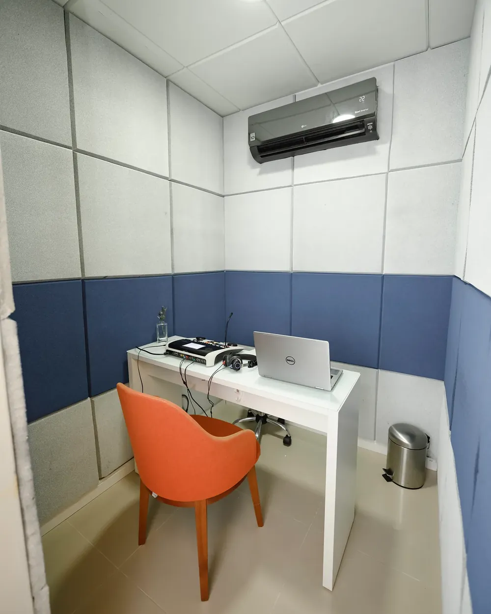 A sala acústica da Hear Clean, com a mesa do audiômetro e a cadeira do paciente